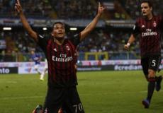 اللاعب كارلوس باكا يحتفل بهدف ميلان