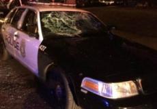 رجل شرطة أصيب في رأسه بعدما ألقيت عليه قطعة من الحجارة من نافذة سيارة شرطة