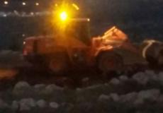 جرافة الاحتلال تقوم بتجريف "القسيمة 38" مساء اليوم