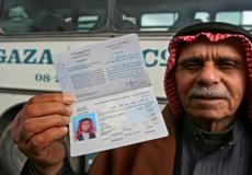 الاحتلال يصور هويات مواطنين