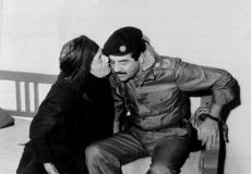 سيدة عراقية تقبل صدام حسين