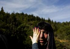 امرأة تمسح عين متظاهر تركي 