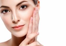 بشرة الوجه مزيد من العناية