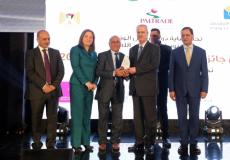 خلال تسليم الجائزة