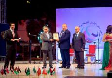 مدير عام الإذاعة بسام ذغلس يتسلم إحدى الجوائز