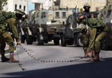 عناصر من جنود الاحتلال الإسرائيلي يغلقون مفترق جيت