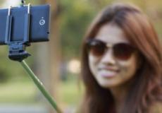 فتاة تلتقى صورة سيلفي