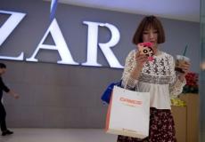 في أحد مراكز التسوق بالصين