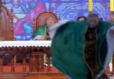 امرأة تطيح راهب من على المسرح