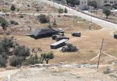 مستوطن ينصب خيمة في أراضي المواطنين شرق يطا