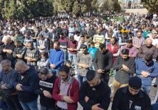 مواطنون يؤدون صلاة الجمعة بالأقصى