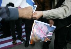 فلسطينيون يحرقون صوراً للرئيس الامريكي دونالد ترامب