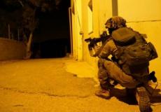 مطاردة جنود الاحتلال لعامل فلسطيني