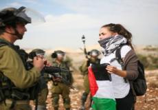 فتاة تقف بوجه جندي اسرائيلي