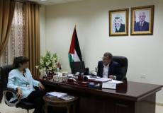 محافظ أريحا والأغوار ماجد الفتياني مع مسؤولة اللجنة الدولية للصليب الأحمر  تارا مونتغمري