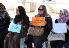 موظفو السلطة يحتجون على خصم رواتبهم