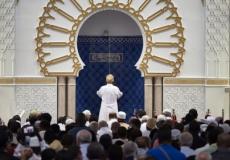 مصلون مسلمون في المسجد الكبير في ليون