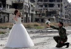 زوجان سوريان يحتفلان بزفافهما فى حمص