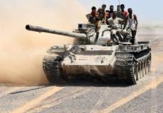 عناصر من القوات الموالية للشرعية على متن دبابة بالقرب من مدينة المخا / أرشيفية