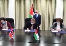 جانب من توقيع الاتفاقيتين مع ممثلة النرويج