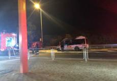 سيارت الإطفاء خلال إخماد حريق نشب في سيارة