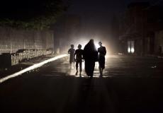 شوارع غزة مظلمة بسبب قطع الكهرباء - أرشيفية
