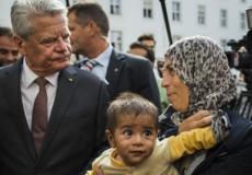 الرئيس الألماني متحدثا إلى لاجئة سورية