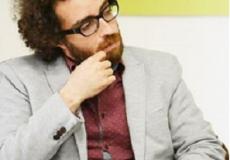 الكاتب مازن معروف