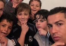 أصدقاء رونالدو جونيور يقلدون احتفال نجم ريال مدريد