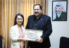 صيدم يكرّم ممثلة "جايكا" لانتهاء عملها في فلسطين