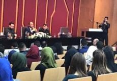 زملط خلال محاضرة سياسية في الجامعة العربية الأمريكية في جنين 