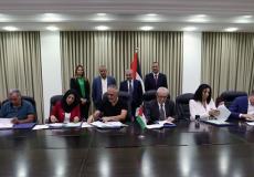 اشتية خلال رعاية الاتفاقيات