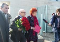 مشاهير يهدون ميركل زهوراً