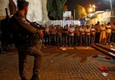 مواطنون يصلون قرب باب الأسباط رفضا للبوابات الالكترونية
