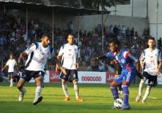 لاعبون خلال مباراة في ملعب اليرموك