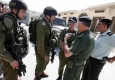 عناصر من الاجهزة الامنية الفلسطينية مع قوات الاحتلال