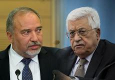 الرئيس الفلسطيني محمود عباس ووزير الأمن الإسرائيلي أفيغدور ليبرمان -صورة توضيحية-