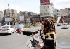 امرأة تبيع كمامات في إيران