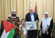 هنية يستقبل الطفل عياش صاحب أقوى صورة بمسيرة العودة