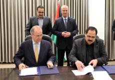خلال توقيع الاتفاقية بحضور رئيس الوزراء رامي الحمد الله