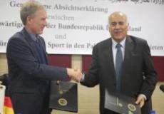 الرجوب يوقع مع ممثل المانيا أول اتفاقية تعاون في المجال الرياضي