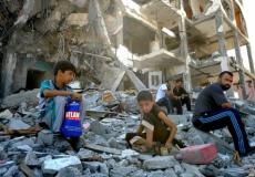 فلسطينيون يبحثون بين ركام منزلهم الذي دمره هجوم إسرائيلي في شمال غزة 