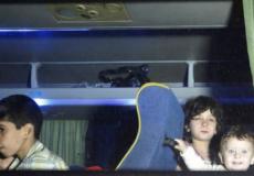 وصل عشرات من المسلحين إلى إدلب مع عائلاتهم مستقلين 5 حافلات على الاقل