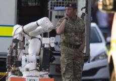 وحدة تفكيك المتفجرات في عملية دهم في منطقة ويغان قرب مانشستر الخميس