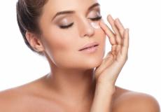 عناية خاصة بمحيط العينين 