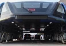 حافلة تسير فوق السيارات