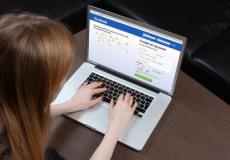 فتاة تتصفح الفيسبوك"توضيحية"