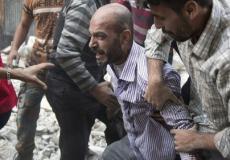 سوري يبكي متأثرا بعد غارة على أحد أحياء حلب