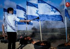 فتى فلسطيني يحرق علم دولة الاحتلال خلال مسيرات العودة الكبرى شرق غزة