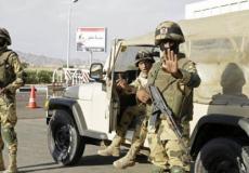 أكد الجيش المصري، مساء اليوم الخميس، مقتل وإصابة نحو 10من عناصره نتيجة تعرضهم لانفجار استهدف مركبة مدرعة في مدينة بئر العبد شمال سيناء.